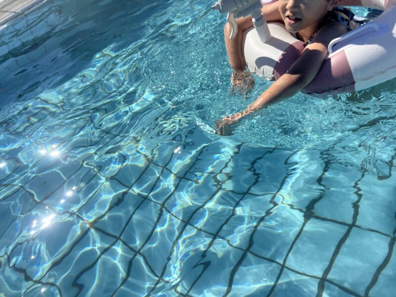 浮き輪を使って泳ぐ娘