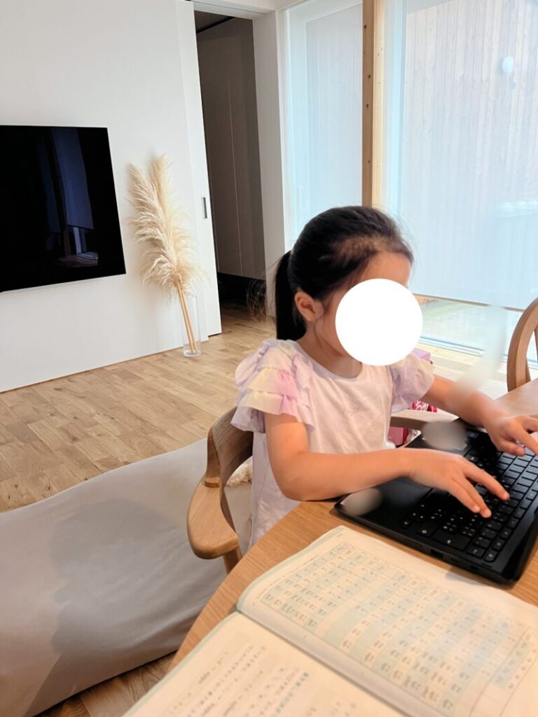 タイピング練習をする小学生