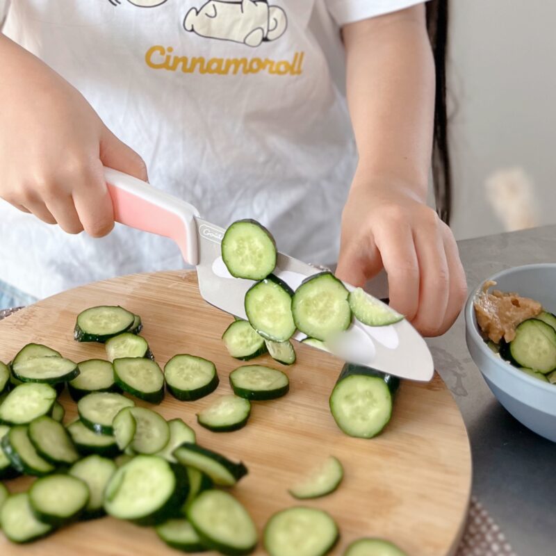 子ども包丁で料理